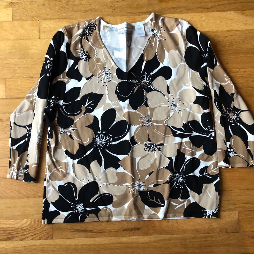 Like new- 3/4 sleeves light sweater